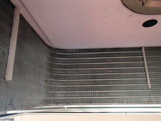 2清掃実例：業務用の天井据付型エアコンのクリーニング
