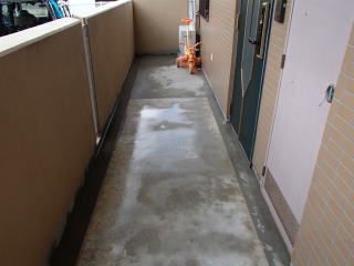 2清掃実例：コンクリート床に染み込んだ汚れを高圧洗浄