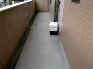 3清掃実例：コンクリート床に染み込んだ汚れを高圧洗浄