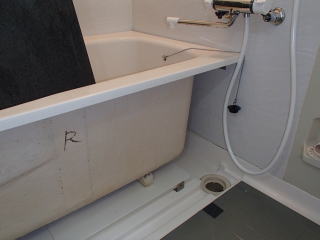 4清掃実例：湯船のパネルの奥はスゴイ！汚れが！