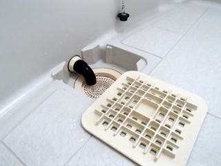 4清掃実例：浴室のカビや汚れ　湯船の裏までキレイに