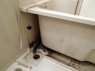 5清掃実例：浴室のカビや汚れ　湯船の裏までキレイに