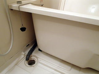 6清掃実例：浴室のカビや汚れ　湯船の裏までキレイに