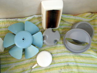 4清掃実例：脂汚れがこびり付いた換気扇-プロペラ型
