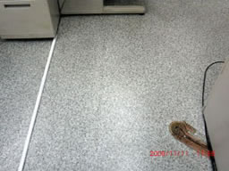 配線のシール汚れもキレイになった事務所の床