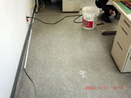 部屋の隅のデスクまわりの床は特に汚れる