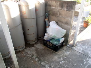 11洗浄実例：高圧洗浄で外階段やコンクリートの汚れを除去