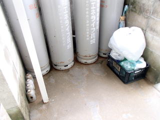 12洗浄実例：高圧洗浄で外階段やコンクリートの汚れを除去