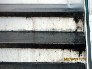 13洗浄実例：高圧洗浄で外階段やコンクリートの汚れを除去