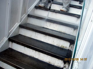 15洗浄実例：高圧洗浄で外階段やコンクリートの汚れを除去