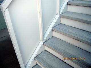 16洗浄実例：高圧洗浄で外階段やコンクリートの汚れを除去