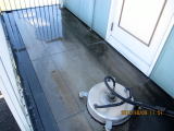 18洗浄実例：高圧洗浄で外階段やコンクリートの汚れを除去