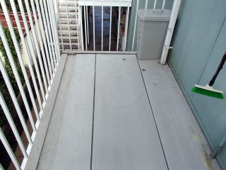 4洗浄実例：高圧洗浄で外階段やコンクリートの汚れを除去