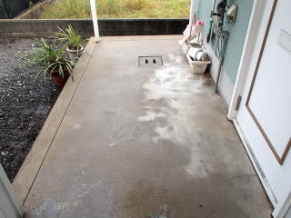 6洗浄実例：高圧洗浄で外階段やコンクリートの汚れを除去