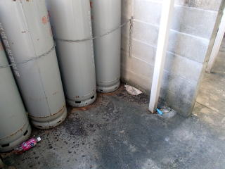 9洗浄実例：高圧洗浄で外階段やコンクリートの汚れを除去