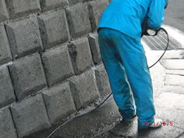 6高圧洗浄実例：ブロック塀や石垣などのコケや汚れ
