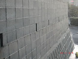 7高圧洗浄実例：ブロック塀や石垣などのコケや汚れ
