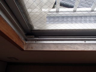 3染抜き作業：木製の窓枠のシミや日焼け