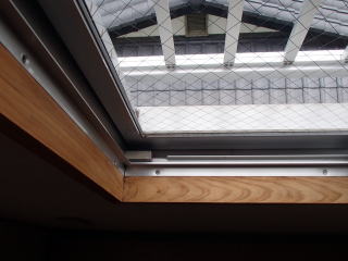 4染抜き作業：木製の窓枠のシミや日焼け