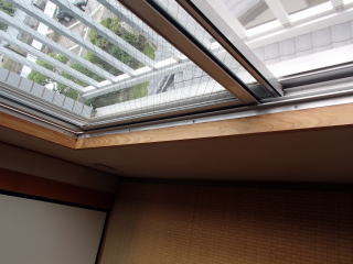 5染抜き作業：木製の窓枠のシミや日焼け