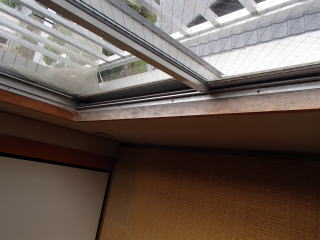 6染抜き作業：木製の窓枠のシミや日焼け