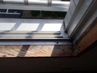 1染抜き実例：天窓の窓枠に結露でできたシミをキレイに
