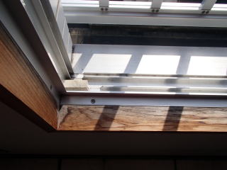 3染抜き実例：天窓の窓枠に結露でできたシミをキレイに