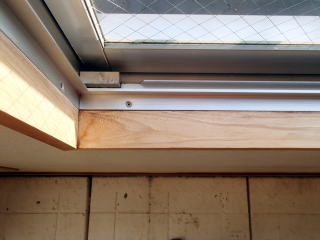 4染抜き実例：天窓の窓枠に結露でできたシミをキレイに