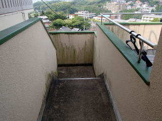 3清掃実例：マンションの外階段がコケとカビの黒ずみ