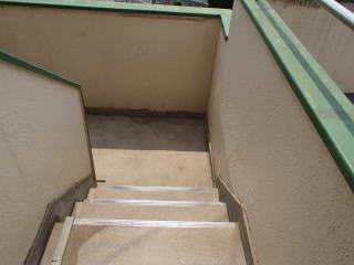 4清掃実例：マンションの外階段がコケとカビの黒ずみ