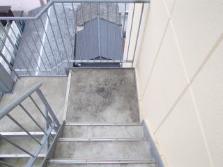 1洗浄実例：マンションやアパートの外階段・廊下の汚れ