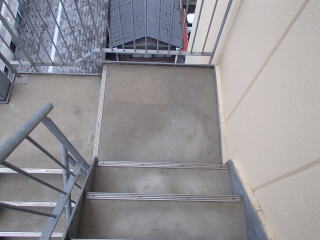 2洗浄実例：マンションやアパートの外階段・廊下の汚れ
