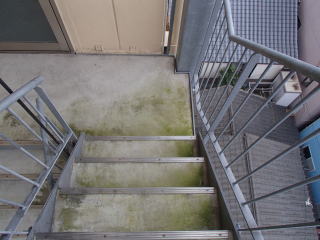 5洗浄実例：マンションやアパートの外階段・廊下の汚れ