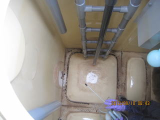 3清掃実例：貯水タンクの内側はもちろん外側もキレイに