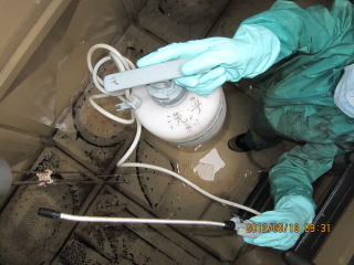 1清掃実例：消毒剤を散布　貯水タンクを衛生的に