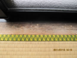 3染抜き実例：窓際の木枠についたシミ、カビ