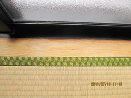 4染抜き実例：窓際の木枠についたシミ、カビ