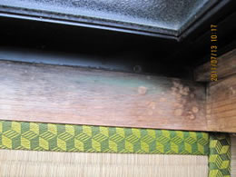 5染抜き実例：窓際の木枠についたシミ、カビ
