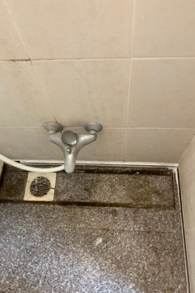 浴室の排水溝周りに水垢とカビの汚れ（ハウスクリーニング前）